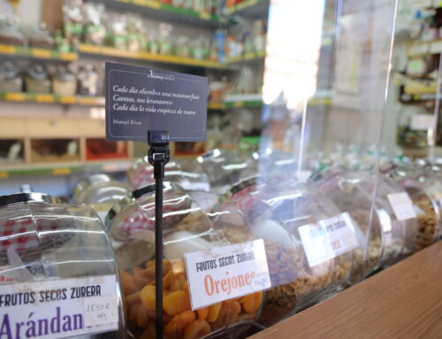 Versos entre frutas, carnes y pescados: Cosmopoética llega a los mercados municipales